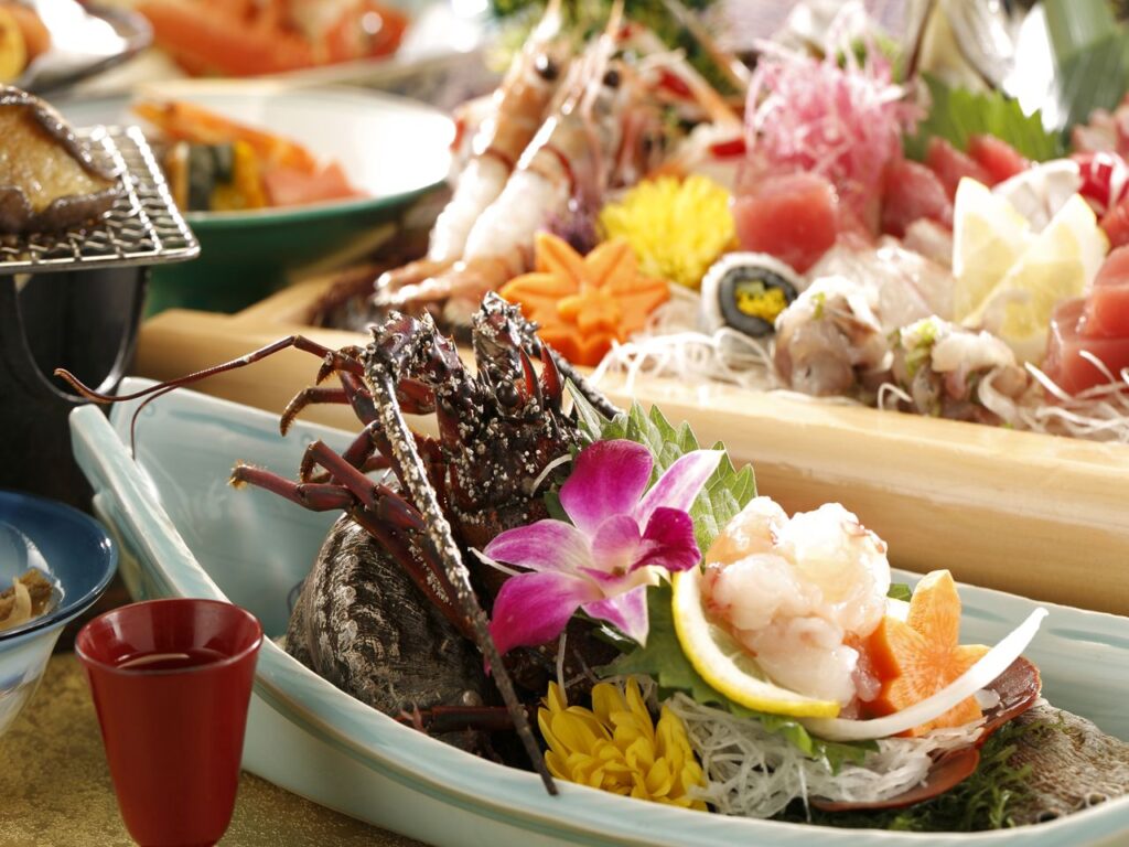 お1人様毎に伊勢エビ&アワビ付、更に季節の海の幸が満載の「嶋台盛」が膳を彩る豪華なお夕食を